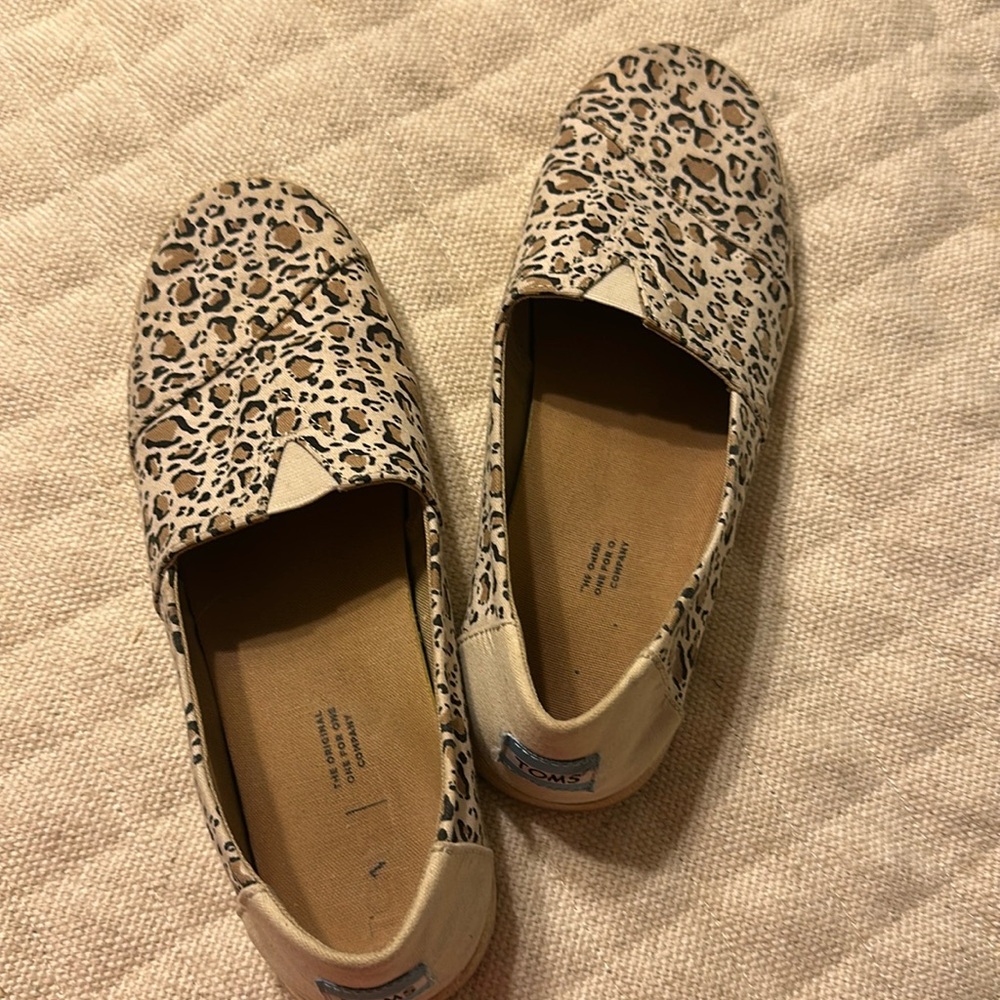 TOMS- Cheetah print canvas flats